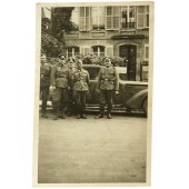 Kuva saksalaisista upseereista esikunta-auton vieressä